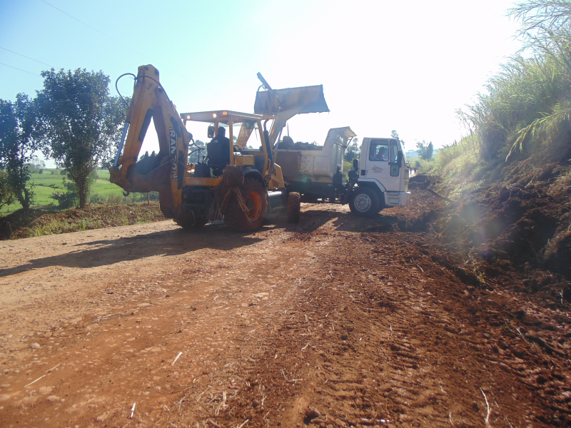 RECUPERAÇÃO DE ESTRADAS NO INTERIOR DO MUNICÍPIO
